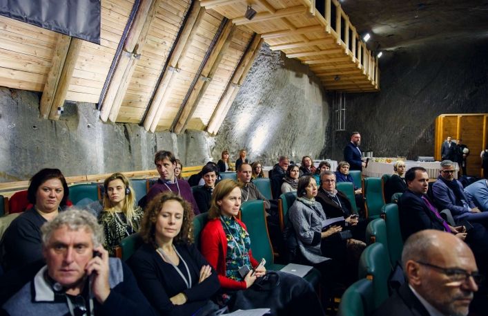 Uczestnicy konferencji w słuchawkach w komorze Kazanów.